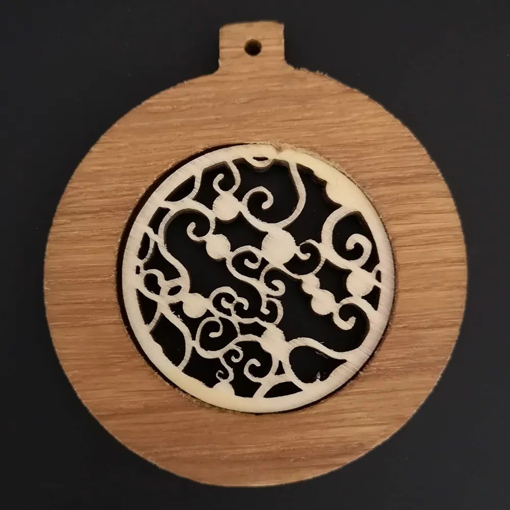 AMADEA Drevená ozdoba z masívu s vkladom - guľa s ornamentom 8 cm