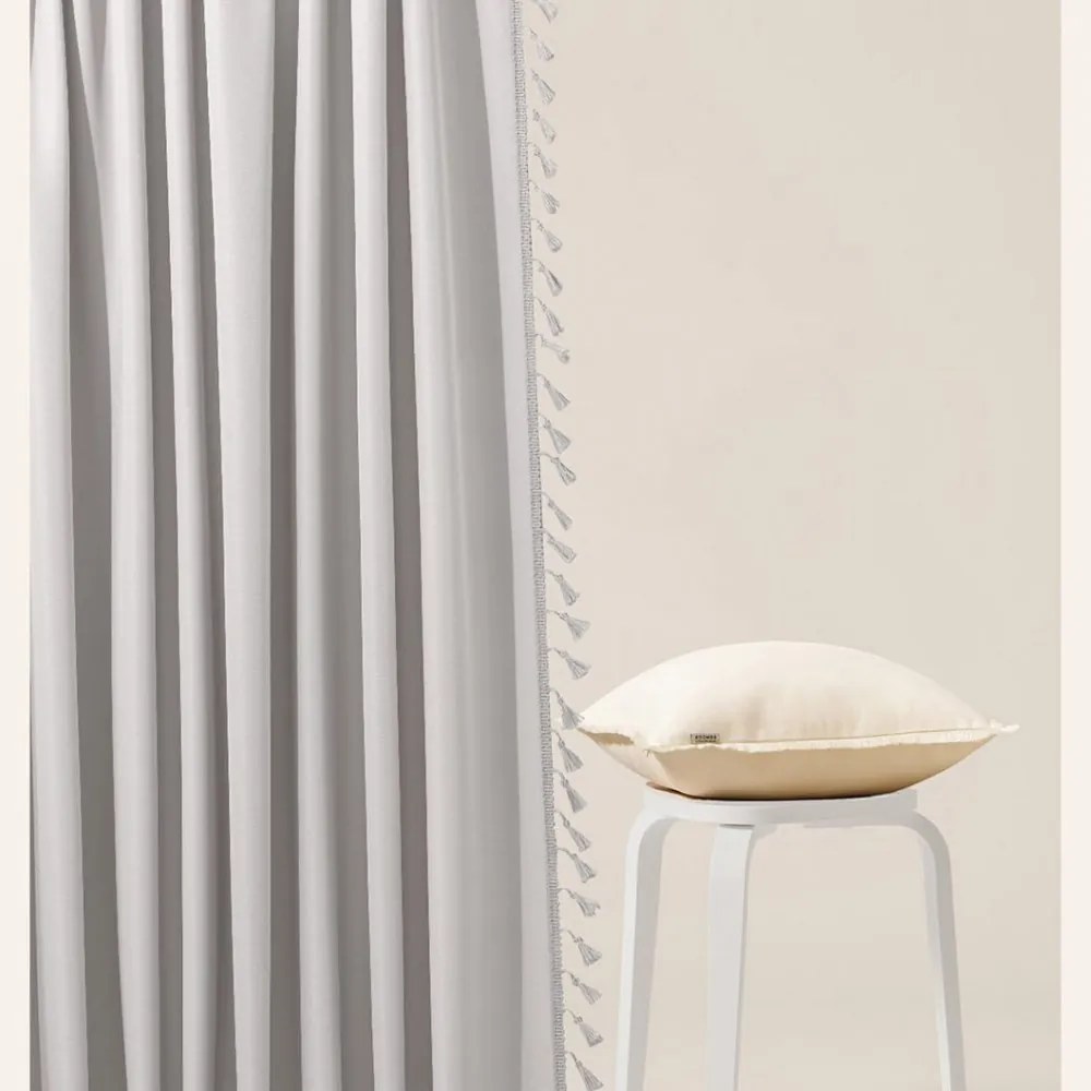 Svetlosivý záves Lara na strieborné kruhy so strapcami 140 x 250 cm