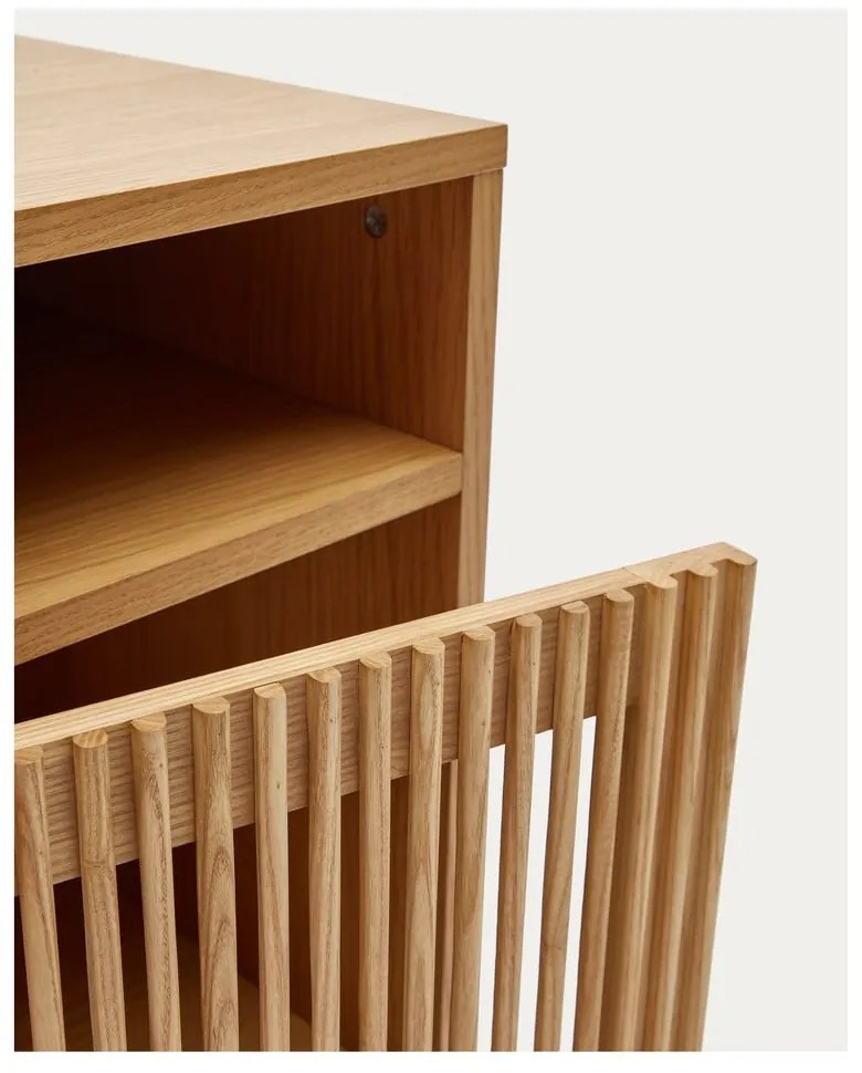 Nočný stolík v dekore duba v prírodnej farbe Beyla – Kave Home