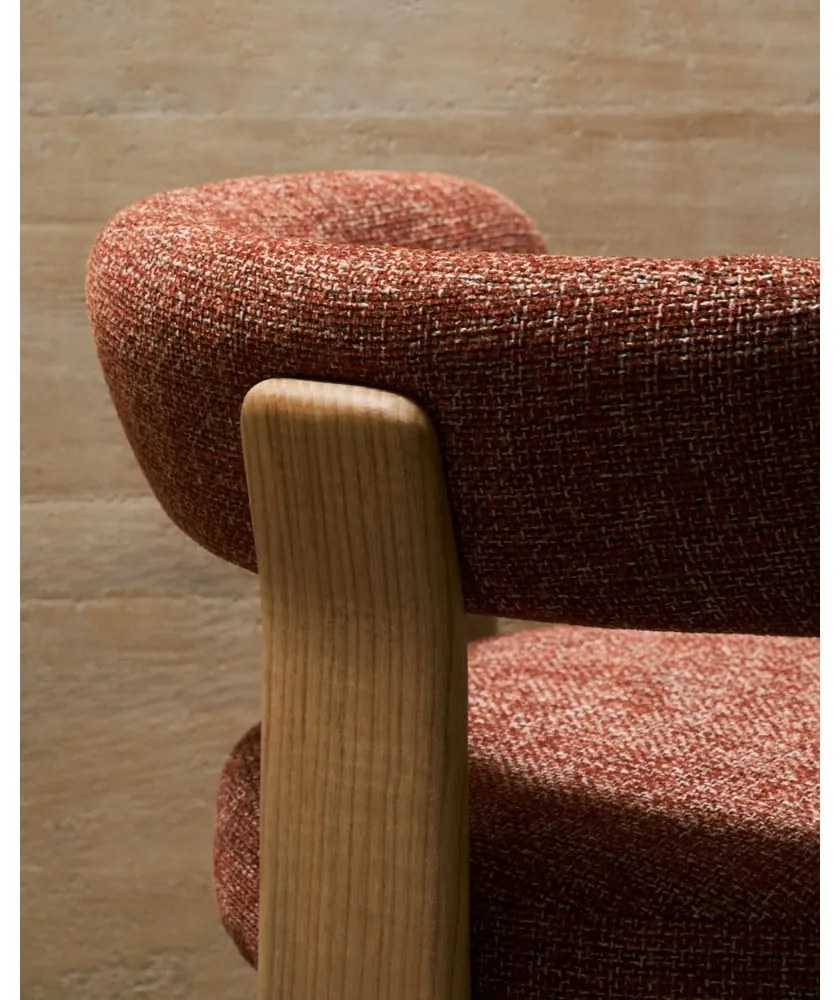 Jedálenské kreslo s podrúčkami z jaseňového dreva v prírodnej farbe/terakotové Granite – Kave Home