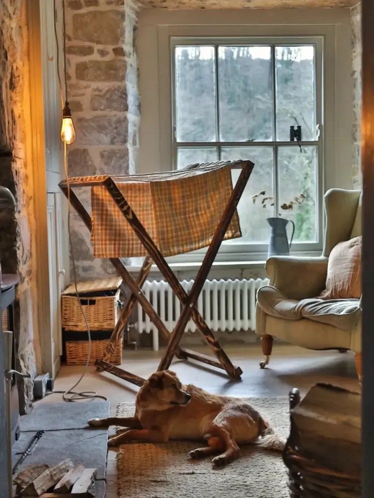 Malý drevený sušiak na bielizeň - tmavý, rozkladací, praktický sušiak na prádlo - štýlova domácnosť, dizajnový sušiak