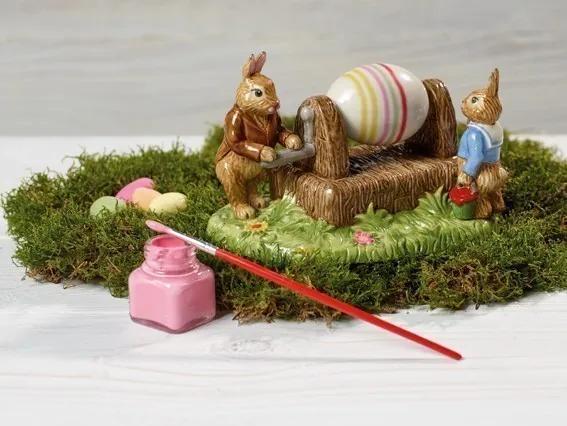 Villeroy & Boch Bunny Tales veľkonočná dekorácia, zajačiky maľujú vajíčko