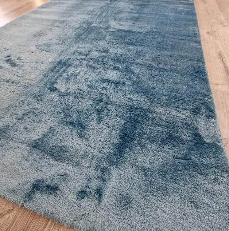 Modrý plyšový koberec Plush Deluxe s vysokým vlasom Rozmer: 60x100 cm