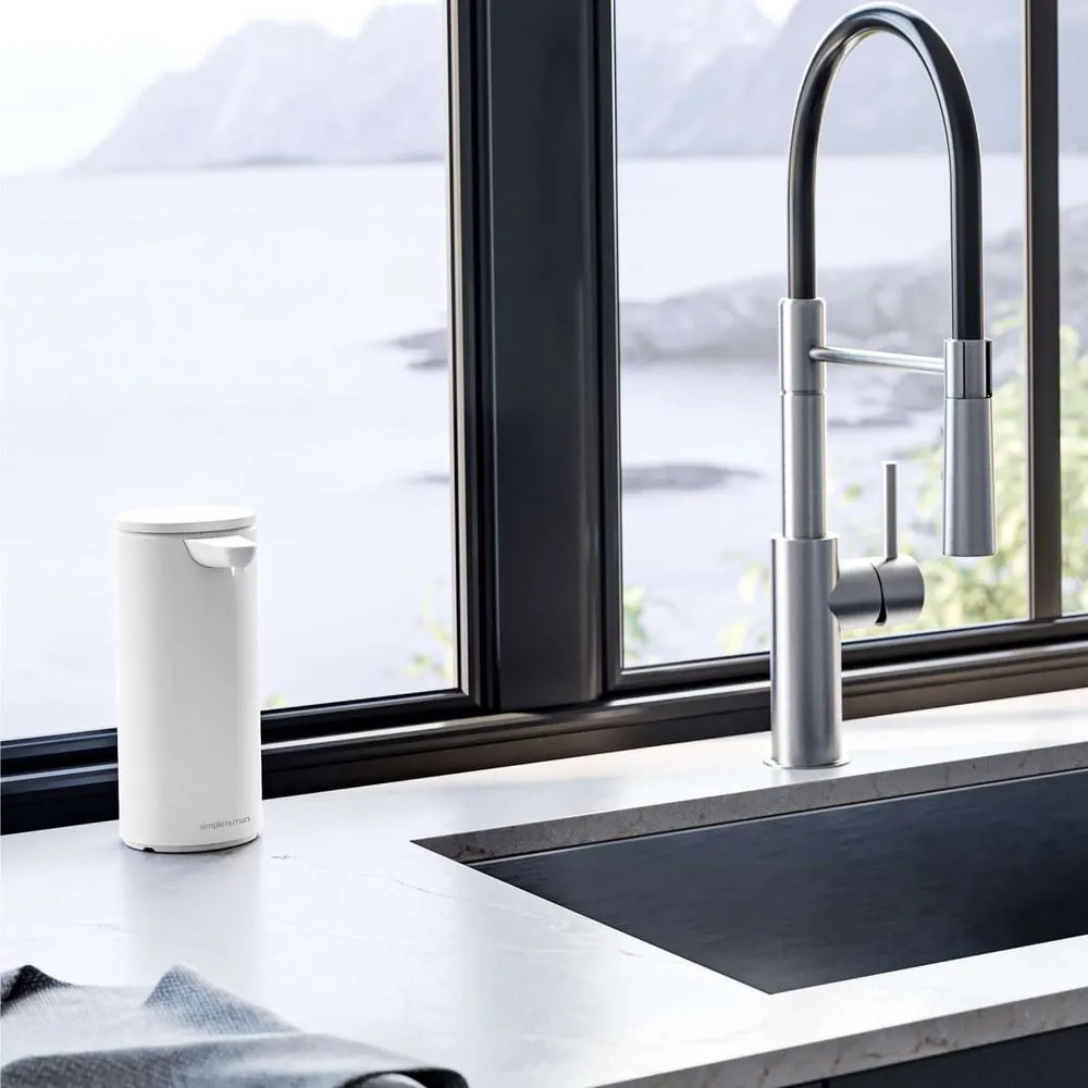 Biely bezdotykový kovový dávkovač mydla 414 ml – simplehuman