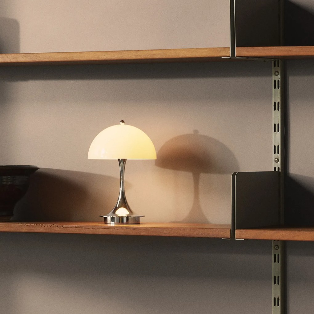 Louis Poulsen Prenosná lampa Panthella 160 V3 Opal Beige/Chrome