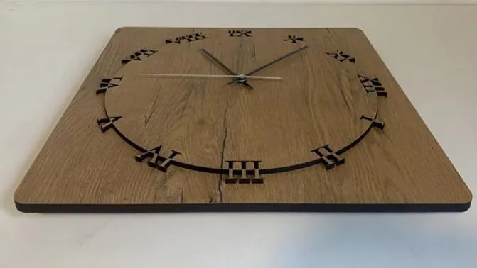 Drevené štvorcové hodiny Rím