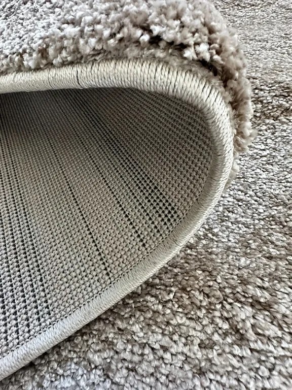 Koberec Mosso 8251 béžový shaggy obdĺžnikový – vlas 20 mm Rozmer: 120x180 cm