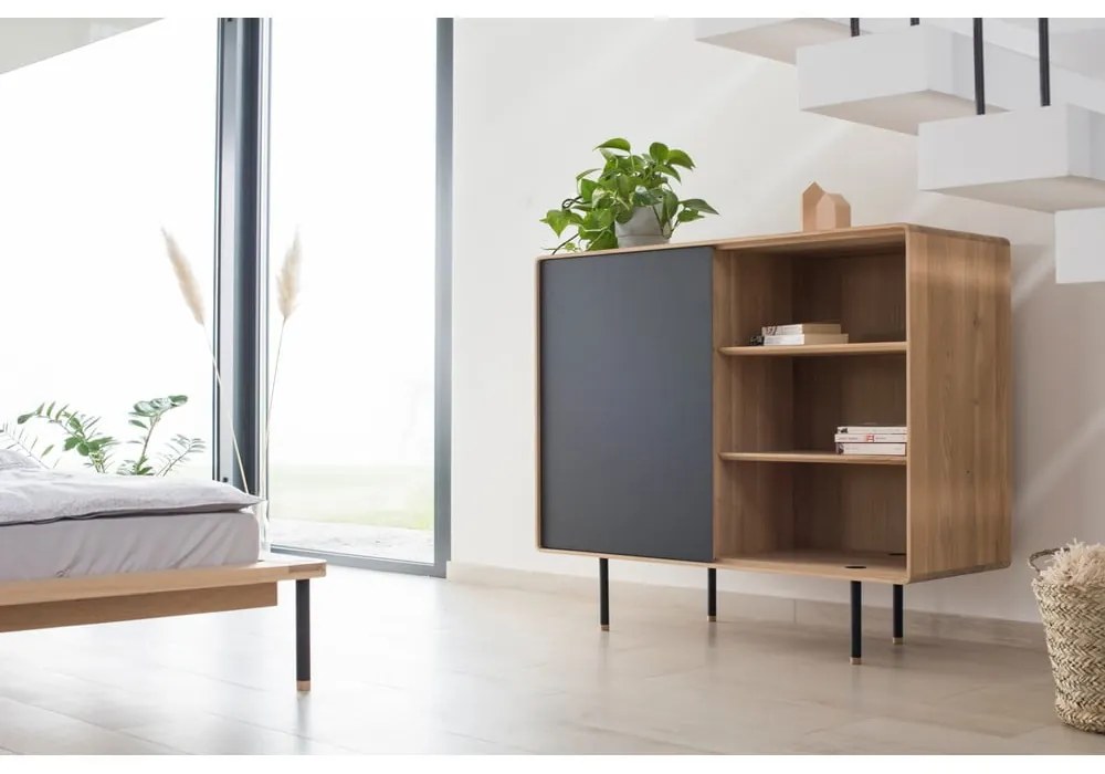 Nízka komoda z dubového dreva v čierno-prírodnej farbe 118x100 cm Fina – Gazzda