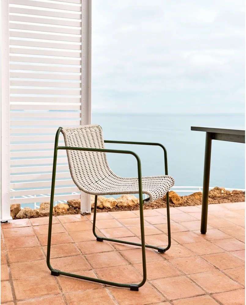 Sivozelená kovová záhradná stolička Maurina – Kave Home