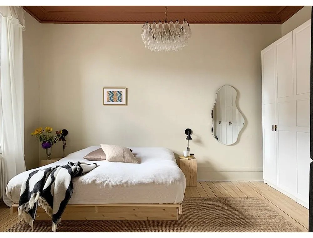 Dvojlôžková posteľ z borovicového dreva s úložným priestorom s roštom 180x200 cm v prírodnej farbe Kanso – Karup Design