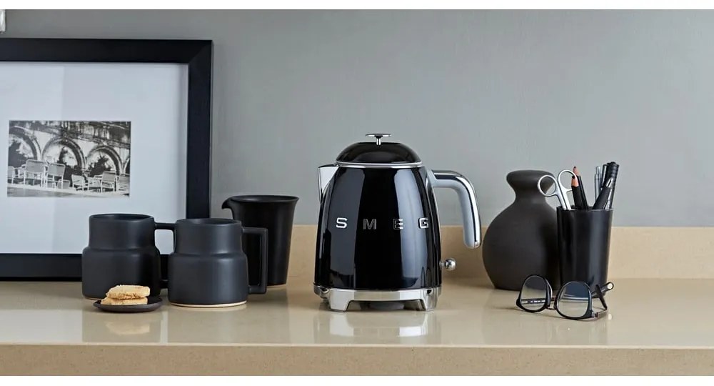 Čierna rýchlovarná kanvica z nehrdzavejúcej ocele 800 ml Retro Style – SMEG