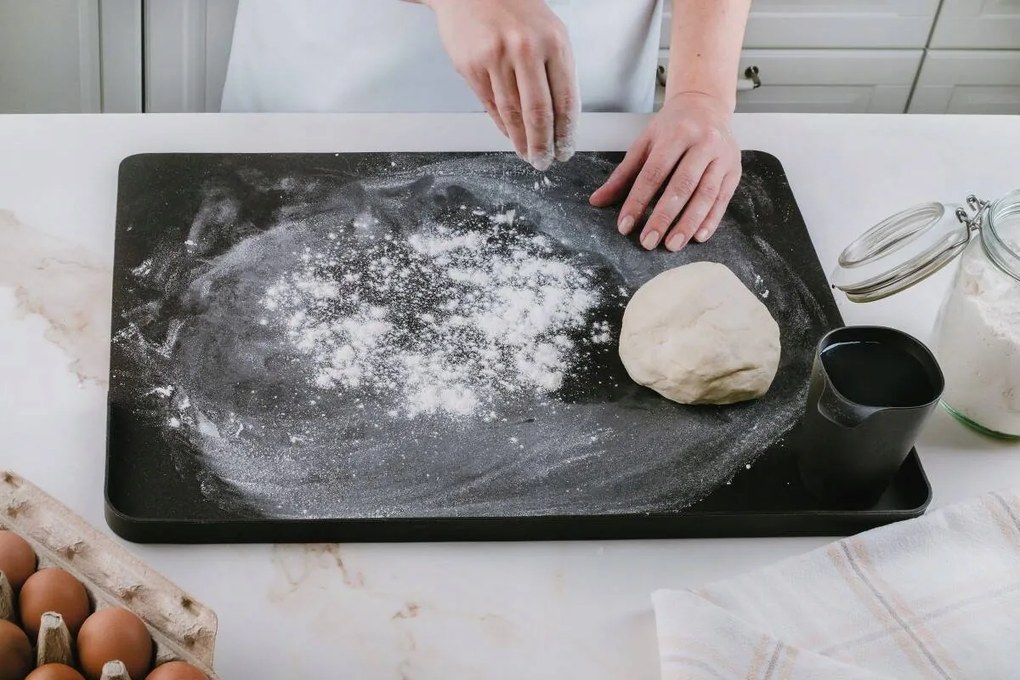 Zeller Present Vaľok na cesto so zvýšeným okrajom, silikónový pevný, 50x40, čierna