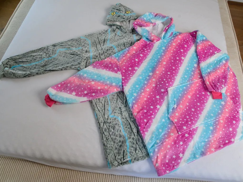 Baránková mikinová deka s rukávmi a kapucňou AURORA farebná