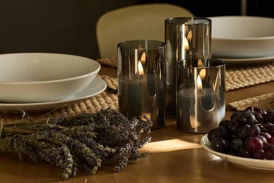 DECOLED LED sviečka v skle, 7,5 x 10 cm, sivá