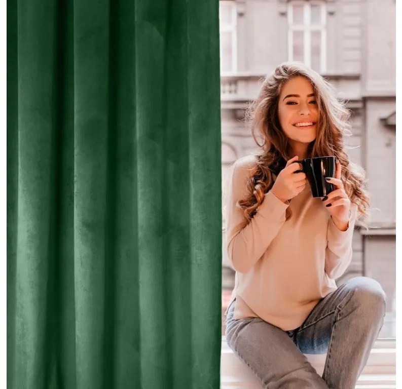 DECOREUM  Jednofarebný zamatový záves 140 cm x 250 cm zelená 100 % polyester 121018