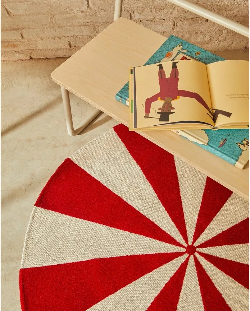 Červený/biely detský koberec s prímesou bavlny ø100 cm Wirla – Kave Home