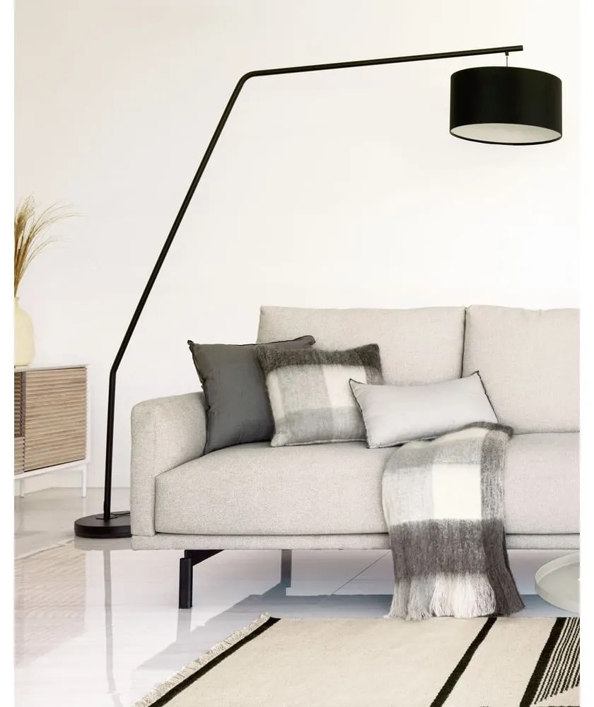 Čierna stojacia lampa s textilným tienidlom (výška 221,5 cm) Ciana – Kave Home