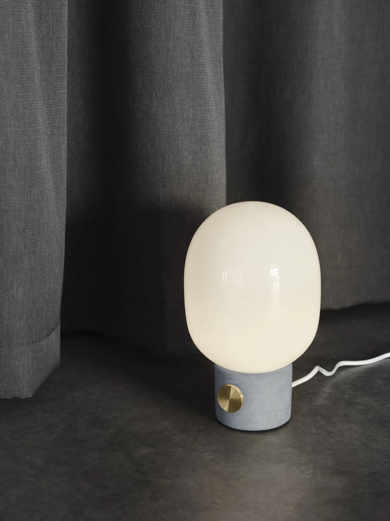 Audo Copenhagen Stmievateľná stolná lampa JWDA Concrete Light Grey/Brass
