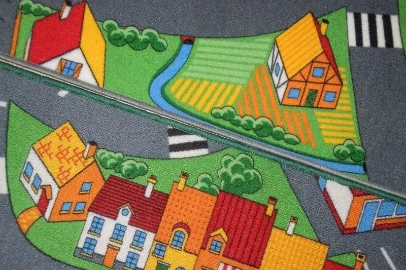 Detský koberec dedinkou