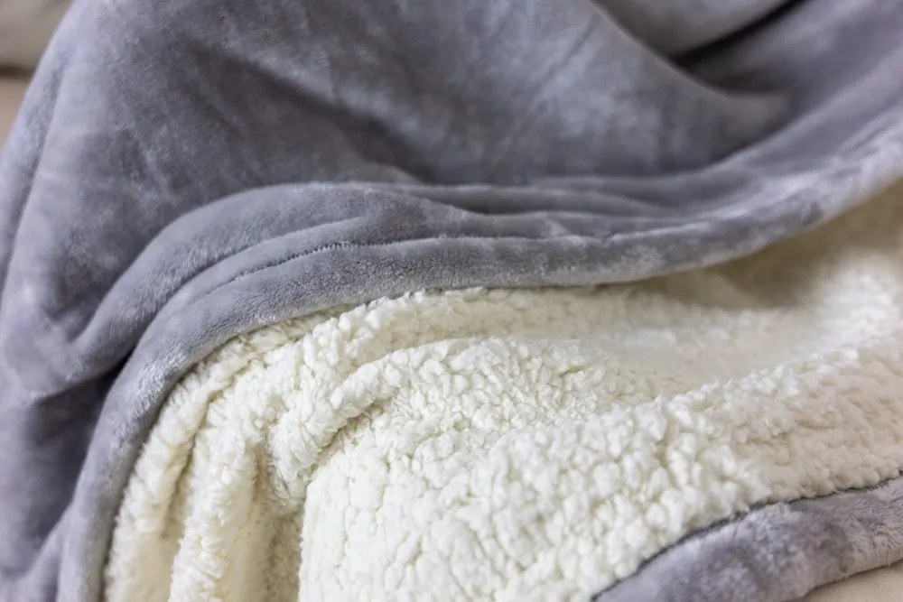 Polášek Mikroflanelová deka s barančekom - Svetlošedá | 100 x 150 cm