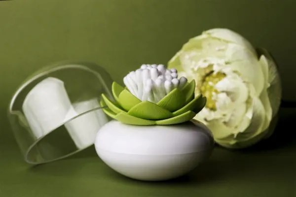 Stojanček na vatové tyčinky Qualy Lotus Cotton Bud, biely-zelený
