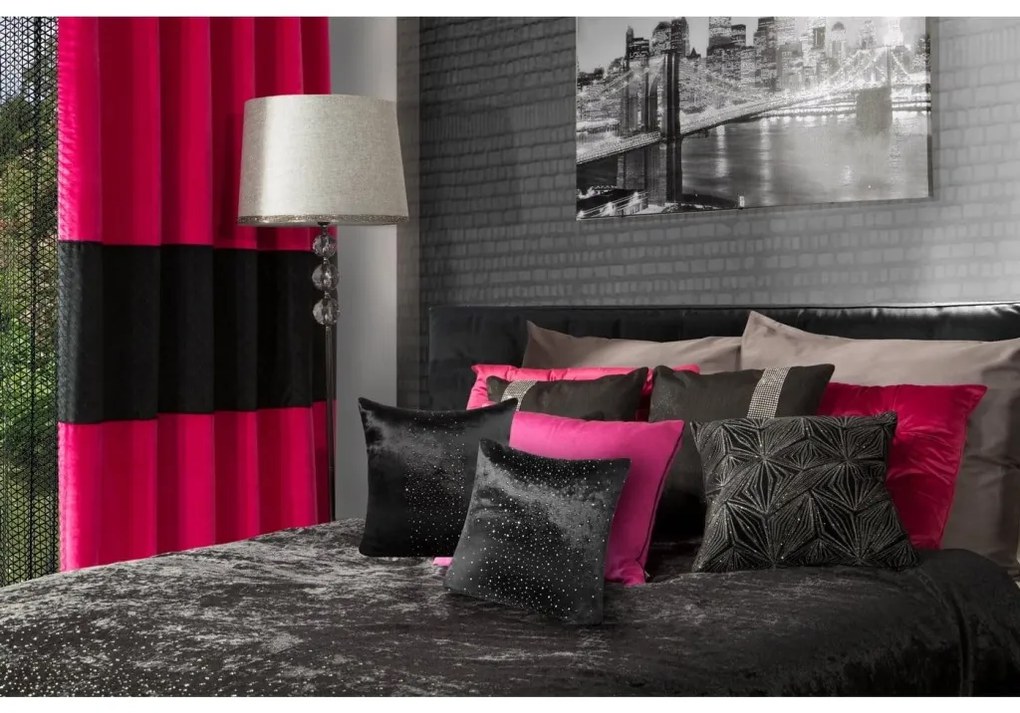 Dekorstudio Luxusná obliečka na vankúš s lesklou aplikáciou v granátovej farbe