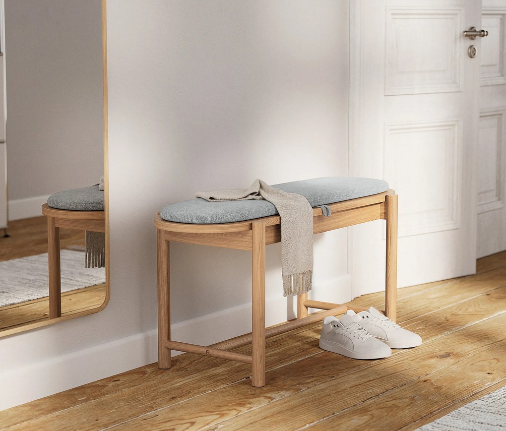 Lavica z masívneho dreva s čalúnením a úložným priestorom