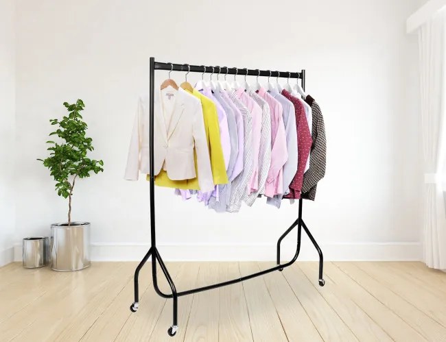 Vešiakový stojan na kolieskach KOJO čierny