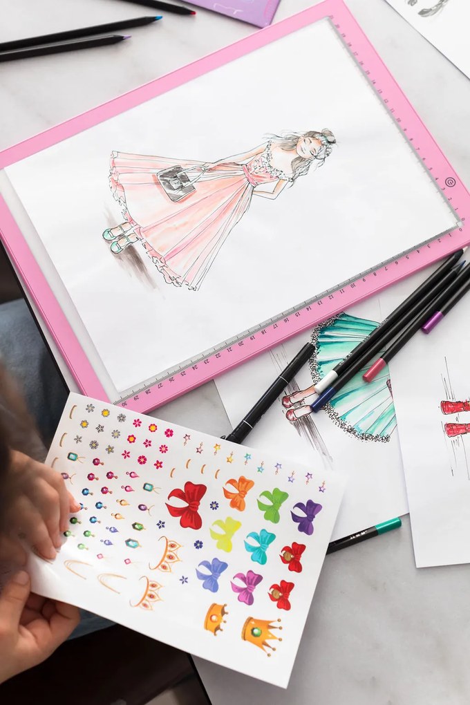 Artissimo – XXL návrhárska dielňa s LED svetelnou podložkou – trendy outfity