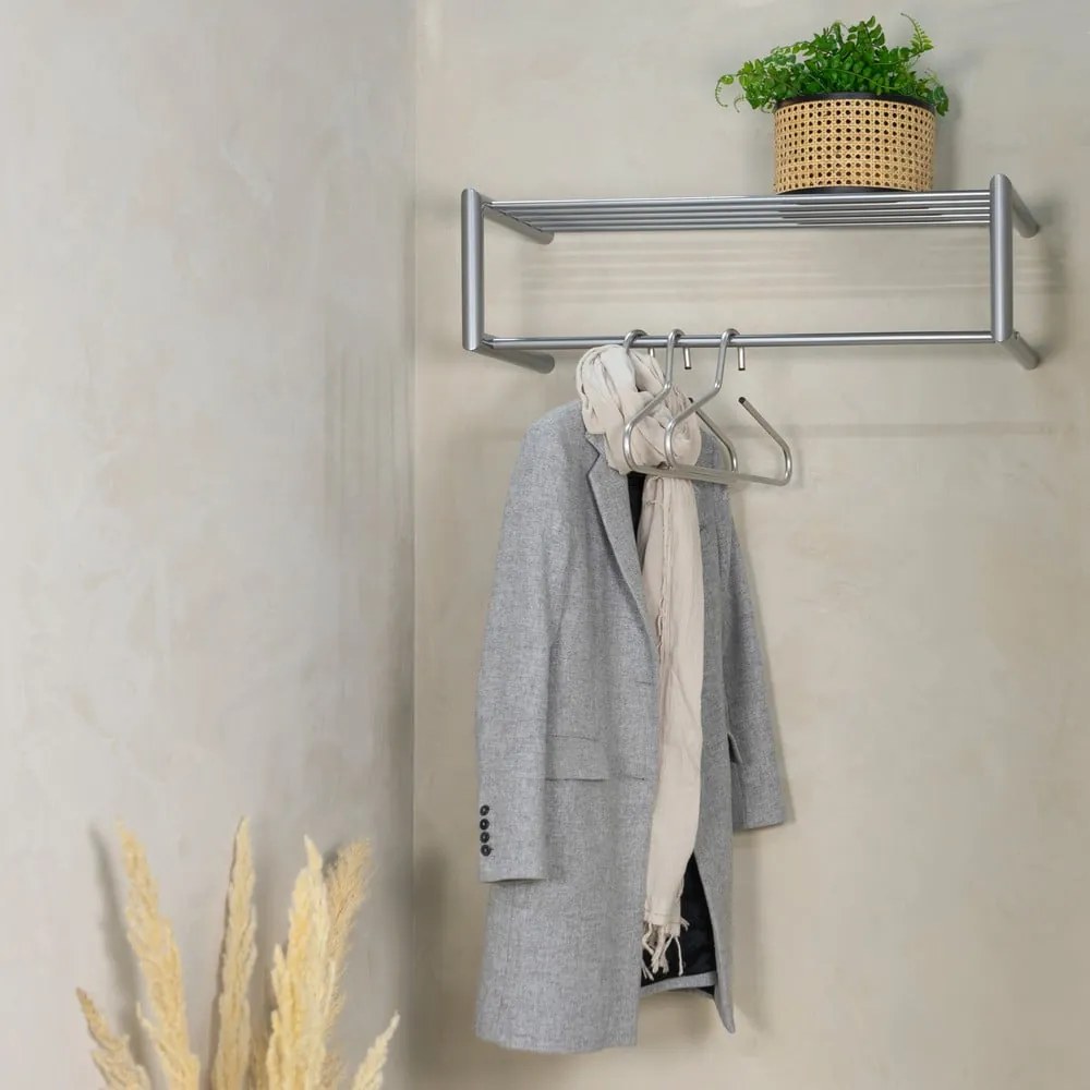 Kovový nástenný vešiak v striebornej farbe s poličkou 80 cm Smooth – Spinder Design