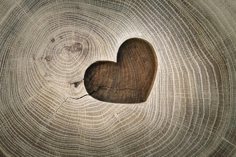 Samolepiaca tapeta symbol lásky na dreve - 225x150