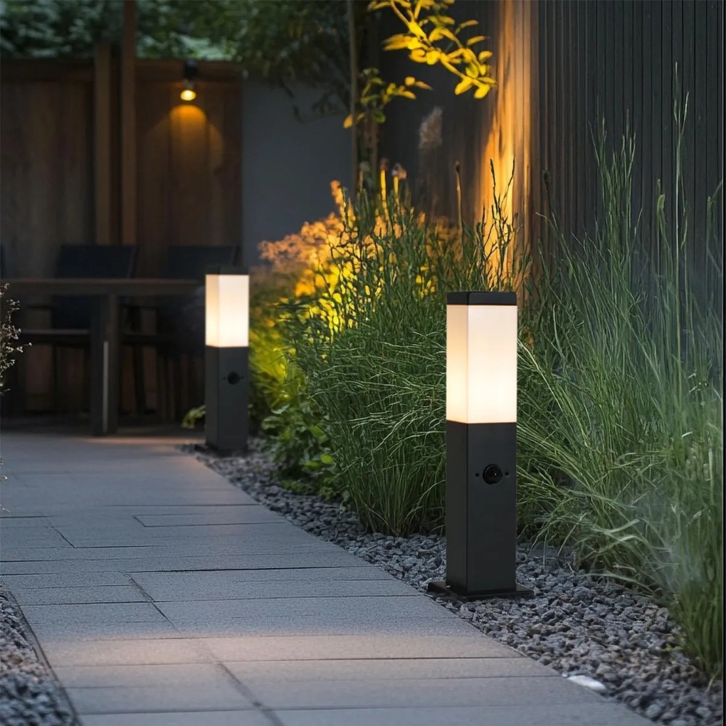 Vonkajšia lampa tmavosivá s opálovým sklom 45 cm IP44 so zásuvkou a snímačom pohybu - Malios