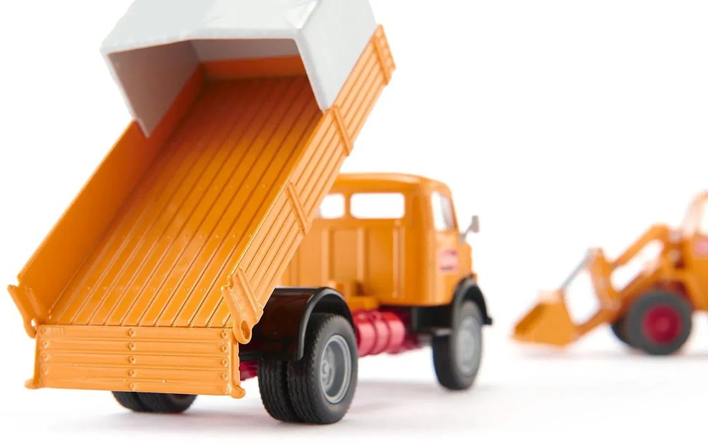 SIKU Super – súprava Mercedes-Benz 710 prevážajúca nakladač 411 Bölling, 1:50