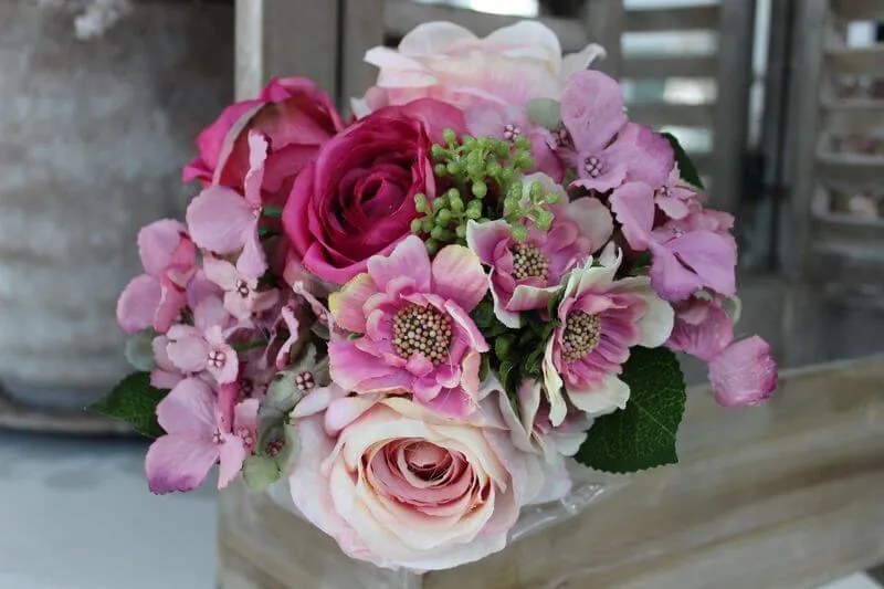 Ružová kytička z ruží a heleborusu