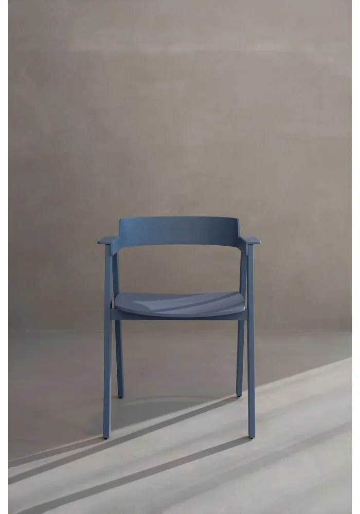 Modrá jedálenská stolička s podrúčkami z dubového dreva Flip – Gazzda