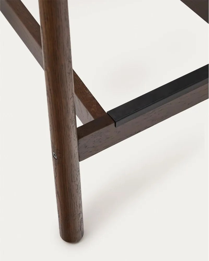 Hnedá/v prírodnej farbe barová stolička z dubového dreva (výška sedadla 65 cm) Yalia – Kave Home