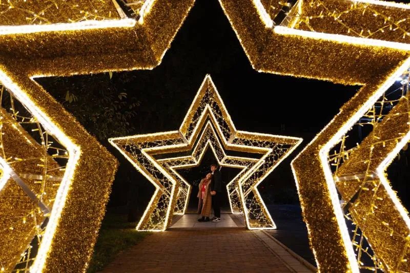 DECOLED LED světelná brána hvězda teple bílá 510 × 410 × 75 cm, 36 V, příkon 95,2 W, ze 4 dílů