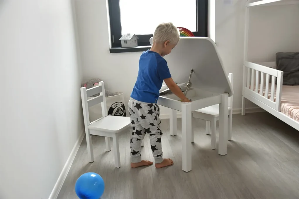 Detská svetlo šedá stolička otváracia s priehradkou