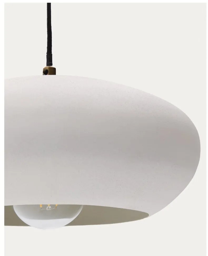 Biele závesné svietidlo s kovovým tienidlom ø 40 cm Inda – Kave Home