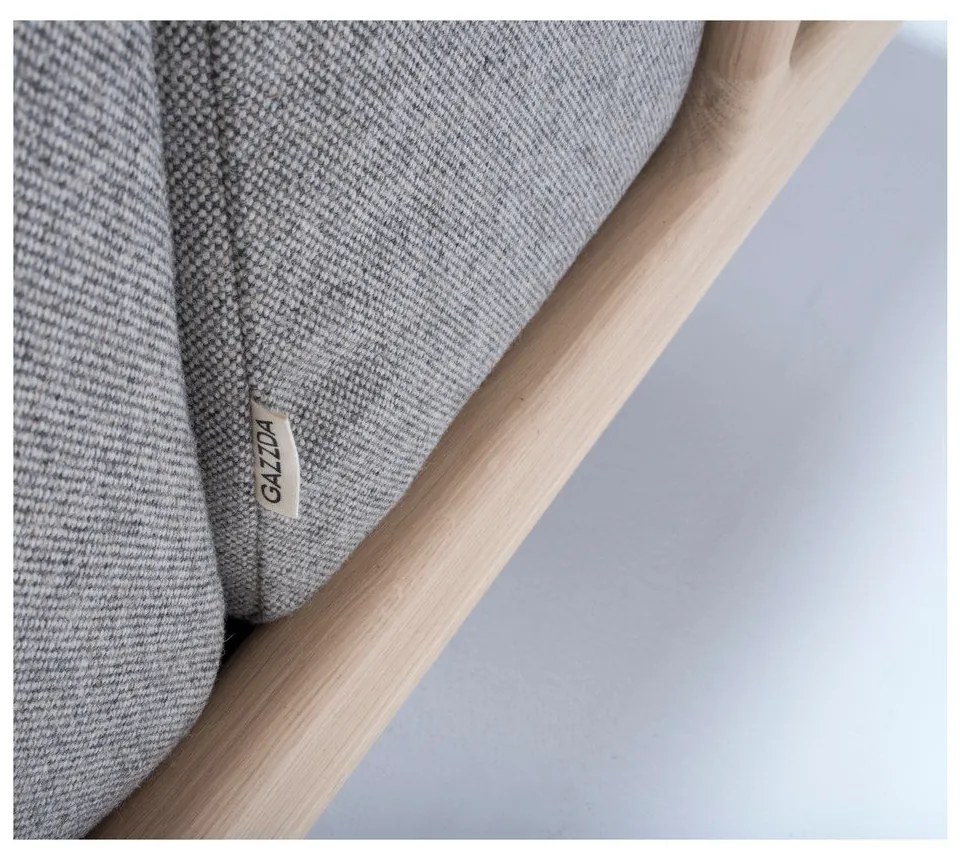 Kreslo s konštrukciou z dubového dreva so sivým textilným sedadlom Gazzda Fawn