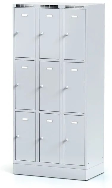Alfa 3 Šatníková skrinka na sokli s úložnými boxami, 9 boxov, 1920 x 900 x 500 mm, otočný zámok, sivé dvere
