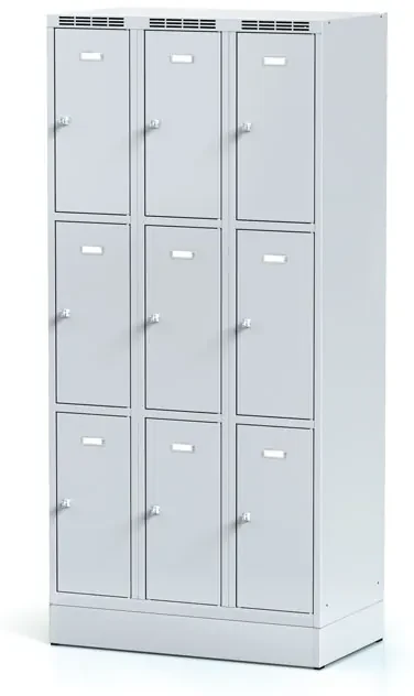 Alfa 3 Šatníková skrinka na sokli s úložnými boxami, 9 boxov, 1920 x 900 x 500 mm, otočný zámok, sivé dvere