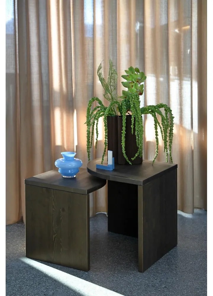 Tmavo hnedé konferenčné stolíky z borovicového dreva v súprave 2 ks Combine – Karup Design