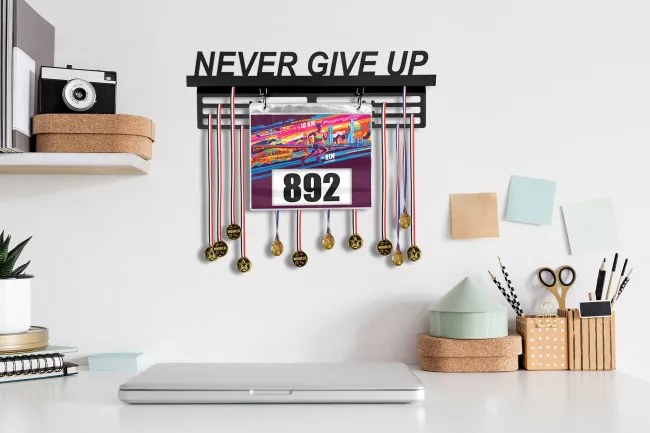 Nástenný vešiak na medaily a štartovacie čísla NEVER GIVE UP čierny