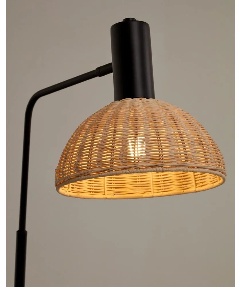 Stojacia lampa s ratanovým tienidlom v čierno-prírodnej farbe (výška 157 cm) Damila – Kave Home