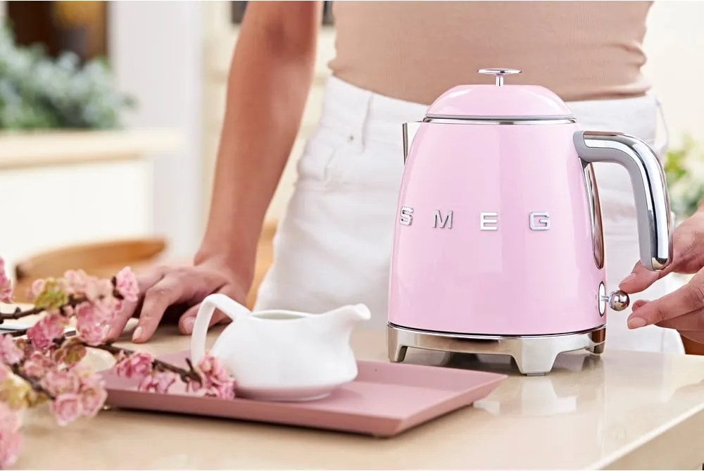 Ružová rýchlovarná kanvica z nehrdzavejúcej ocele 800 ml Retro Style – SMEG