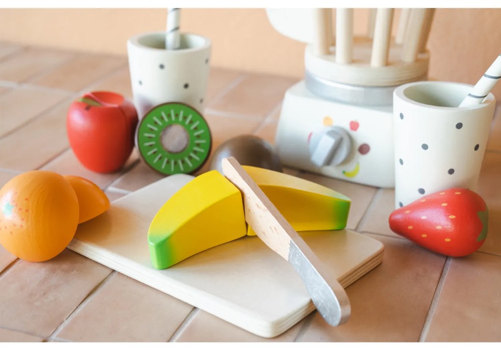 Drevený smoothie mixér s ovocím