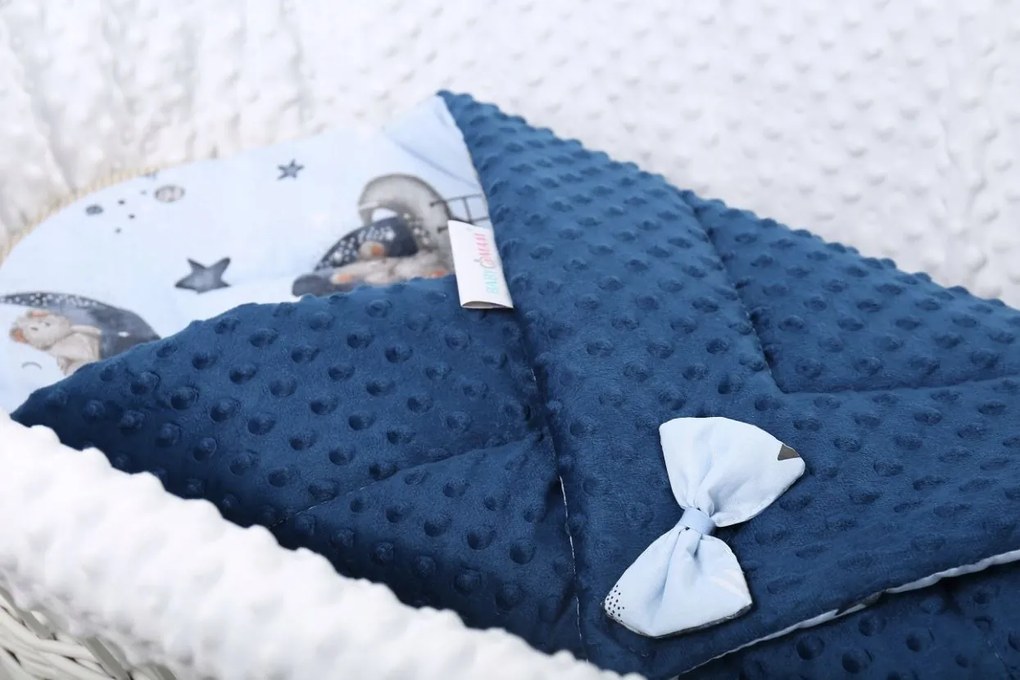 Obojstranná zavinovačka pre bábätká 80x80 cm BABYMAM PREMIUM - Medvedíci vo vesmíre s tmavo modrou minkou
