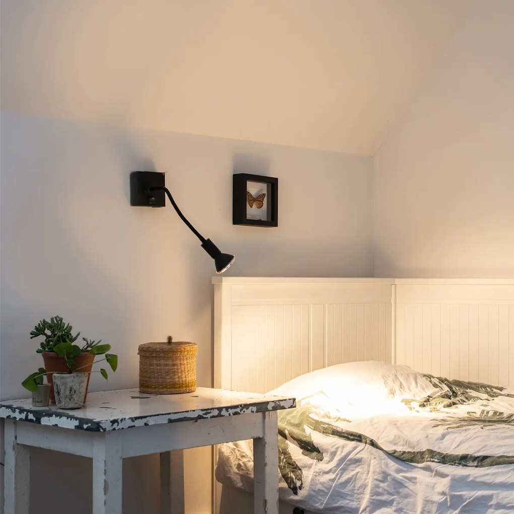 Moderná flexibilná nástenná lampa USB čierna - Zeno