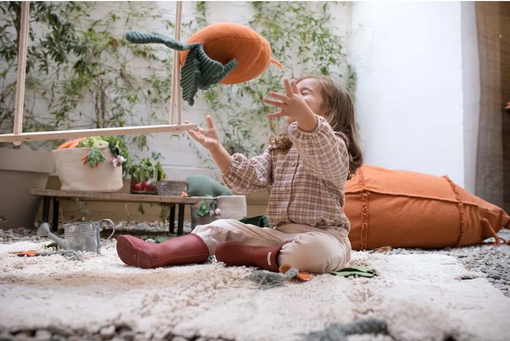 Detský vankúšik Cathy the Carrot – Lorena Canals